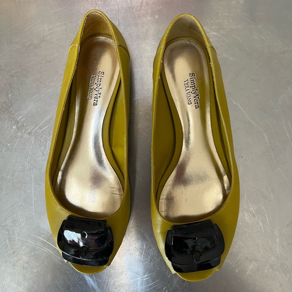Vera Wang Olive 🫒 green and black peep hole Flats WMNS 6.5 M